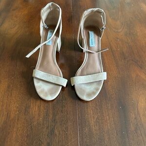 Steve Madden Women's Irenee Size 8 mid-height beige suede strap Sandals